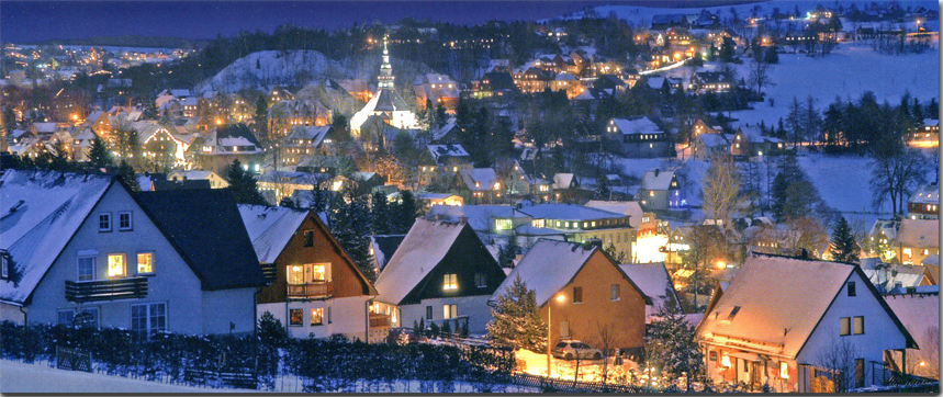 Die Erzgebirgsgemeinde Seiffen mit ihrer festlich angestrahlten, berühmten kleinen Bergkirche im weihnachtlichen Glanz - Wendt und Kühn.
